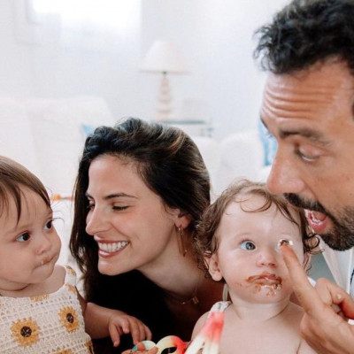 Χριστίνα Μπόμπα: Οι νονοί έλουσαν τις δίδυμες σύμφωνα με το έθιμο – Νέα φώτο