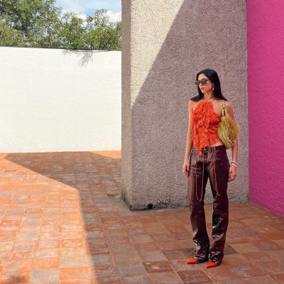 Το δέρμα θα είναι η απόλυτη τάση του χειμώνα και η Dua Lipa το φοράει ήδη