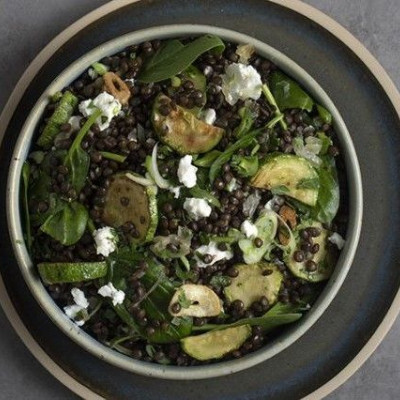 Άκης Πετρετζίκης: Σαλάτα με μαύρες φακές