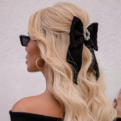 Η Κατερίνα Καινούργιου ξέρει πώς να αναβαθμίζει και το πιο απλό half up – Ένας φιόγκος αρκεί