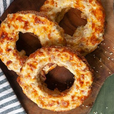 Γεμιστό κουλούρι Θεσσαλονίκης του Άκη Πετρετζίκη μόνο με τρία υλικά