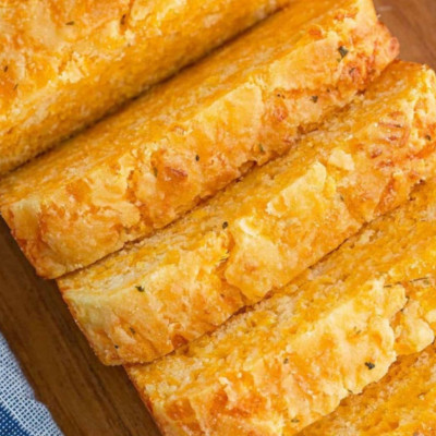 Εύκολη συνταγή για τυρόψωμο με τσένταρ