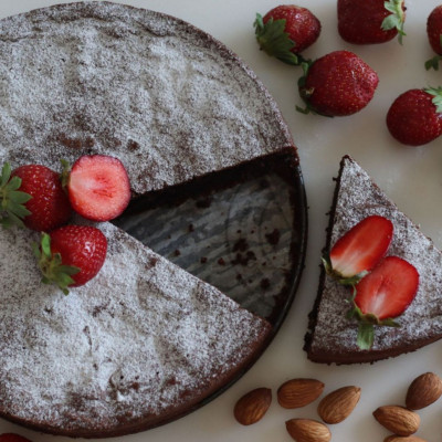 Αφράτο και μαλακό σοκολατένιο κέικ με πραλίνα φουντουκιού