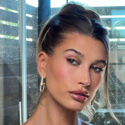 Το κόλπο της Hailey Bieber με το μέικαπ για να φαίνεται λαμπερή η επιδερμίδα της