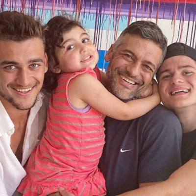 «Νομίζω δεν θα κάνει άλλα παιδιά» - Το απίθανο βίντεο του Μιχαήλ και Άρη Κρητικού για τον μπαμπά τους