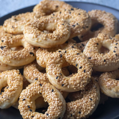 Σουσαμένια κουλουράκια με μαχλέπι και γιαούρτι