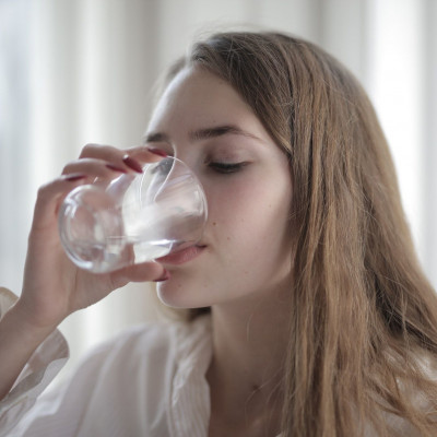 Ξέρεις πόσο νερό πρέπει να πίνεις; Με αυτή την εξίσωση θα μάθεις ακριβώς…