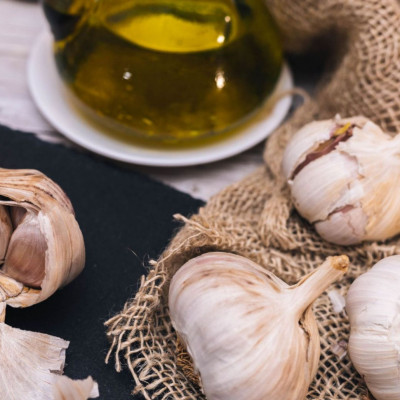 Έλαιο σκόρδου: Τα οφέλη του για τα μαλλιά και πώς να το χρησιμοποιήσετε