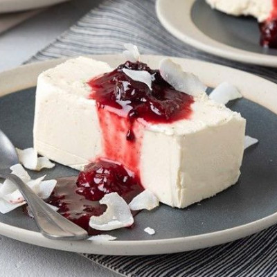 Άκης Πετρετζίκης: Παρφέ με καρύδα και σάλτσα κόκκινων φρούτων