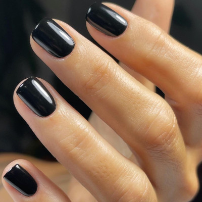 10 μαύρα βερνίκια για να κάνεις μόνη σου τα πιο dark αλλά stylish μανικιούρ