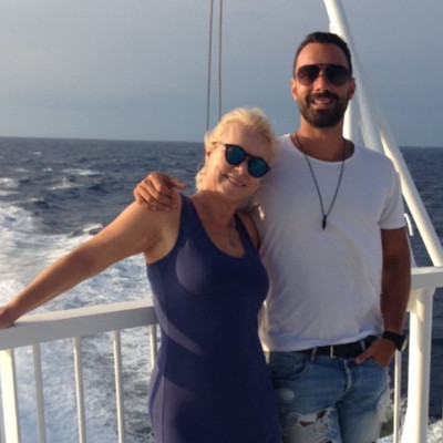 Η μητέρα του Σάκη Τανιμανίδη δημοσίευσε μια απίθανη φώτο με τις δίδυμες στο πάρκο