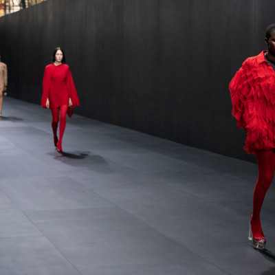PFW: Από τον πρωτοποριακό «εφιάλτη» του Balenciaga στην πιο δημοκρατική συλλογή του οίκου Valentino