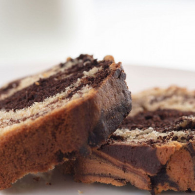 Αφράτο δίχρωμο κέικ στο τετράγωνο ταψί