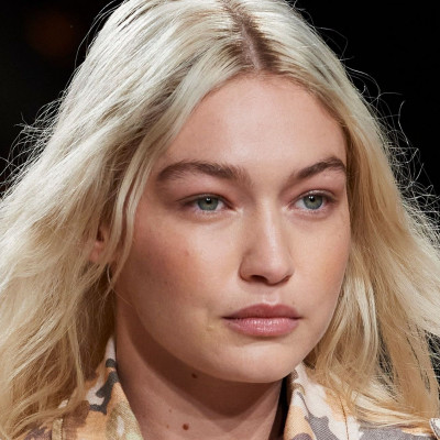 Clean girl: Η τάση ομορφιάς που έγινε viral στο TikTok και κυριάρχησε στις Εβδομάδες Μόδας