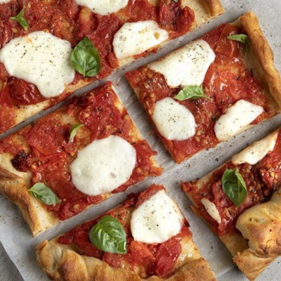 Άκης Πετρετζίκης: Πίτσα καπρέζε