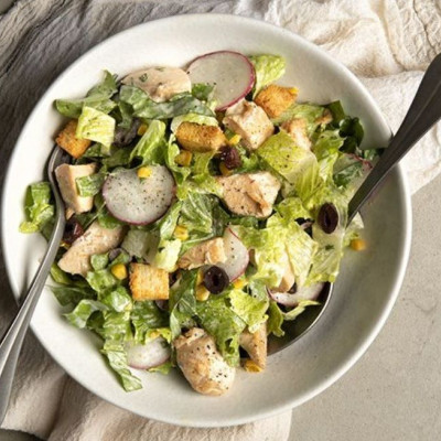 Άκης Πετρετζίκης: Σαλάτα με κοτόπουλο