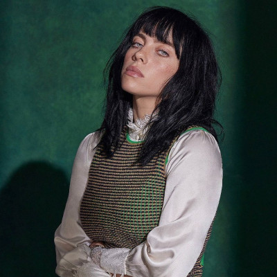 Η Billie Eilish έκανε το πιο cool σύνολο με φαρδύ τζιν που θα βάλεις στο σχολείο