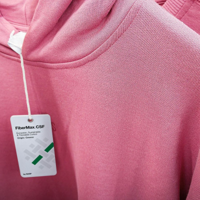 Το ρούχο συναντά το δημιουργό του, σε μια μοναδική επίδειξη μόδας στον αγρό!