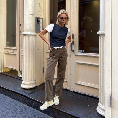 3 σύνολα με 3 διαφορετικά φθινοπωρινά παντελόνια από την Emma Chamberlain