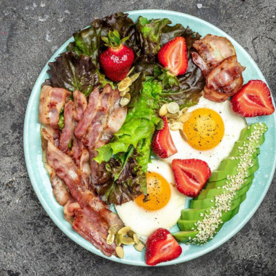 Keto, Paleo, Carnivore: Δείτε τα «υπέρ» και τα «κατά» που προσφέρουν οι τρεις δημοφιλείς δίαιτες