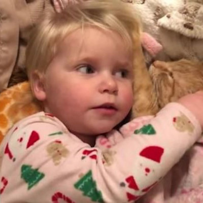 Απολαυστικό βίντεο: Νήπιο κοιμίζει τη γάτα και ζητά από όλους να κάνουν ησυχία