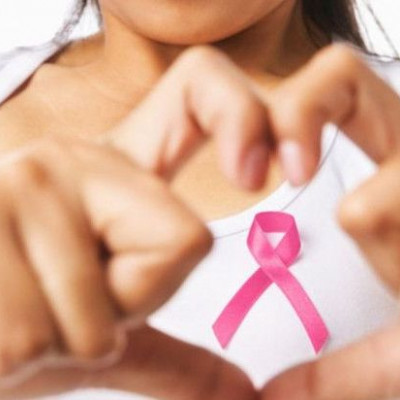 Προληπτική εξέταση μαστών: Πότε ξεκινάει, πόσο συχνά επαναλαμβάνεται και ποια η πιο σωστή μέθοδος