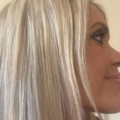 Σύνθια Σάπικα: Ποια είναι η δημοσιογράφος που έκοψε live τα μαλλιά της για τις γυναίκες στο Ιράν