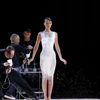 Εβδομάδα Μόδας Παρισιού: Οι εμφανίσεις που ξεχώρισαν, οι τάσεις της σεζόν και η «γυμνή» Χαντίντ