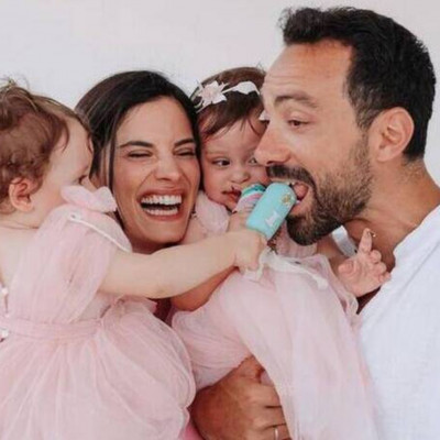 Μπόμπα - Τανιμανίδης: Οι δίδυμες κόρες τους παίζουν στο σαλόνι του σπιτιού τους (Video & Photos)