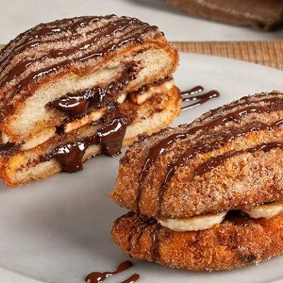 Άκης Πετρετζίκης: Fried banana burger