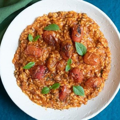 Άκης Πετρετζίκης: Ντοματόρυζο με ψητά ντοματίνια