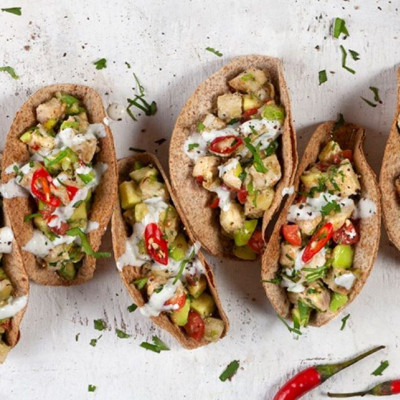 Άκης Πετρετζίκης: Τάκος με κοτόπουλο, αβοκάντο και sour cream