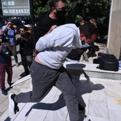 Κολωνός: Ενώπιον του ανακριτή ο 53χρονος που βίασε την 12χρονη - Έντονες αποδοκιμασίες (vid)