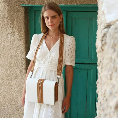 Δανάη Μιχαλάκη: Μας δείχνει το σπίτι της - Οι γήινοι τόνοι των επίπλων και τα φυτά