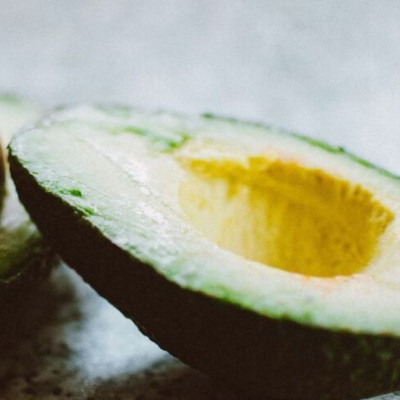 Πώς μπορείτε να ανοίξετε ένα αβοκάντο και να το διατηρήσετε περισσότερο