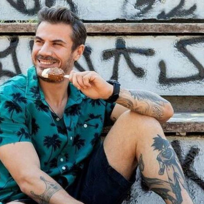 Πετρετζίκης: Ξετρελάθηκε με τα απίθανα ρούχα για την κόρη του