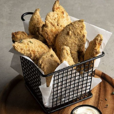 Άκης Πετρετζίκης: Κοτομπουκιές παναρισμένες σε γαλέτα