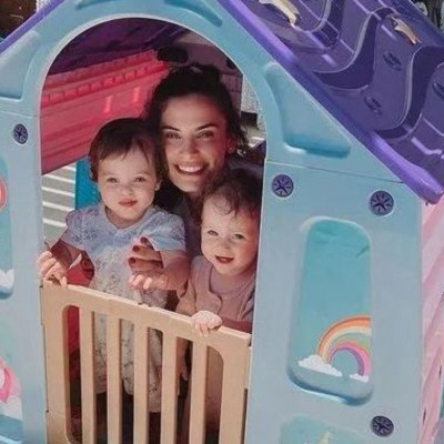 Χριστίνα Μπόμπα: Οι δίδυμες παίζουν στην παιδική χαρά