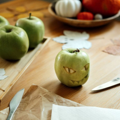 Shrunken Apple Heads: Έτσι θα σκαλίσετε μήλα για το Halloween
