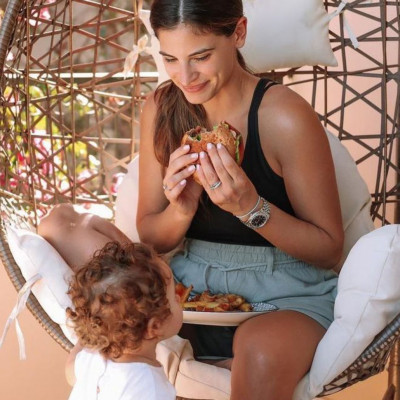 Χριστίνα Μπόμπα: Οι κόρες της την ταΐζουν στο στόμα