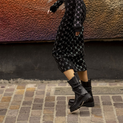 Shopping guide: Τα πιο stylish μποτάκια της αγοράς σε λευκό και μαύρο χρώμα