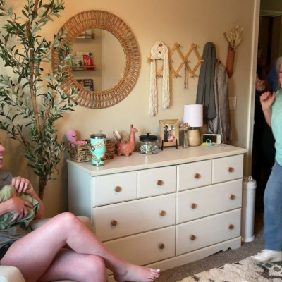 Προγιαγιά βλέπει τον νεογέννητο δισέγγονό της και «τρελαίνεται»