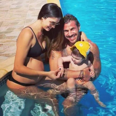 Αχιλλέας Πετρετζίκης: Τρώει μήλο ενώ βλέπει τον Άκη στην τηλεόραση