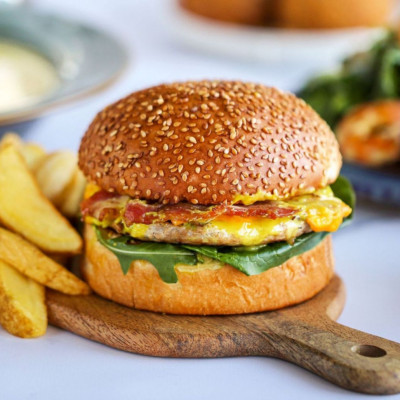 Γιατί μετά από μια νύχτα με αλκοόλ θέλουμε να φάμε λιπαρές τροφές