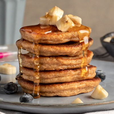 Άκης Πετρετζίκης: Pancakes με βρόμη και μπανάνα