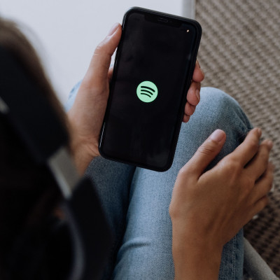 Podcast Time: Τα 3 καλύτερα Podcast που αξίζει να ακούσεις στο Spotify αυτή την περίοδο