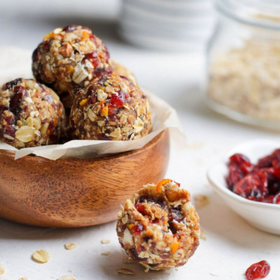 Τρουφάκια με βρόμη, cranberries και σοκολάτα