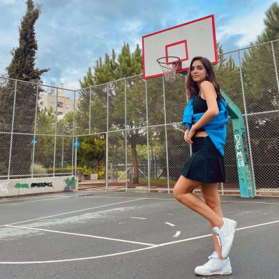 Η Αντιγόνη Νεοφύτου φόρεσε την πλισέ φούστα με τα λευκά sneakers της και απογείωσε το combo