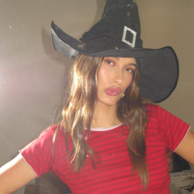 Η Hailey Bieber «τα σπάει» με τη μεταμόρφωσή της για το Halloween