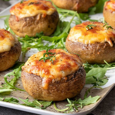 Άκης Πετρετζίκης: Μανιτάρια γεμιστά με λαχανικά και τυρί